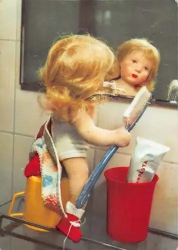 A150 Fotomontage 1961 Puppe auf Becher Spiegel hält Zähnebürste Vintage Postkarte