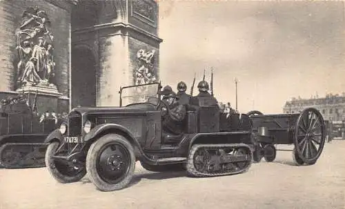 A978 Frankreich WWI Paris Arc de Triomphe Artillerie im Auto Oldtimer Postkarte