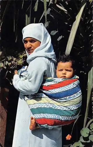 A965 Marokko Ureinwohner Mutter Fürsorglich Baby im Rücken Vintage Postkarte
