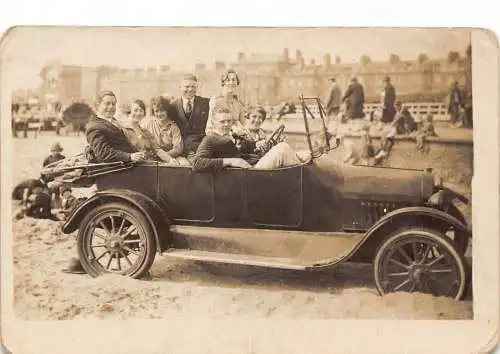L040 Jugendliche posieren im Cabrio Auto Sozialgeschichte Echtfoto Postkarte