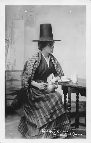 A981 Welsh Costumes - Woman The Cup that Cheers Teapot 1909 RPPC Postkarte
