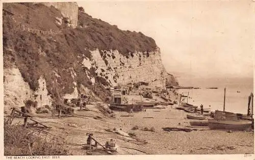 A981 England Beach Looking East Bierboote Vintage Postkarte