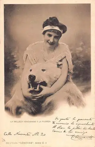 A984 Schönheit überwindet Stärke Elegante Frau mit Stofftier Eisbär Postkarte