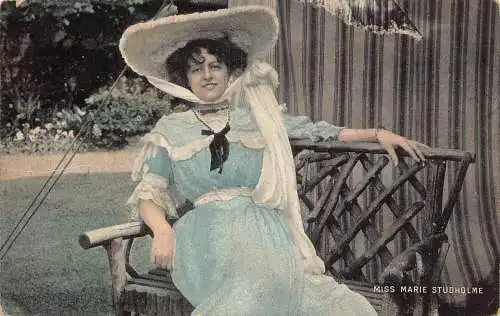 A983 Edwardianische britische Schauspielerin 1904 Miss Marie Studholme auf Bank Postkarte