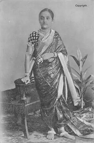 A985 Indianerin in traditioneller Sari-Kostüm Vintage Postkarte