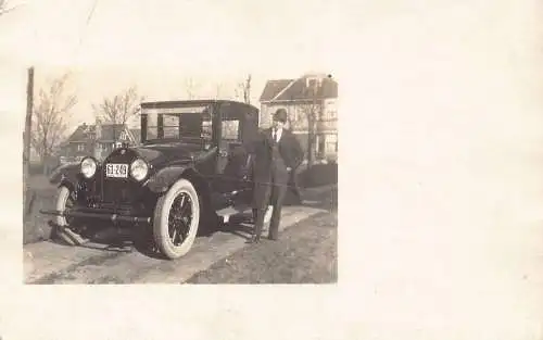 L040 Cadillac ? Mann posiert vor Auto Sozialgeschichte Echtfoto Postkarte
