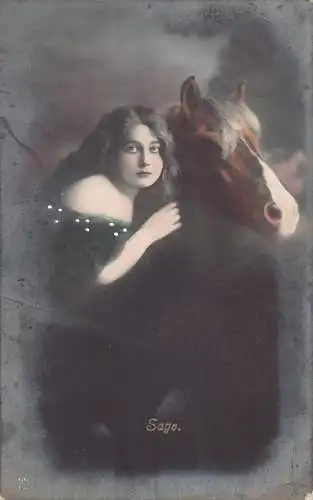 A145 Hübsche Frau grünes Kleid umarmt Pferd Salbei Vintage Postkarte