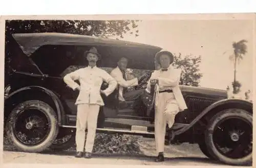 L040 Britische Männer posieren vor Auto Automobil Echtfoto Oldtimer Postkarte