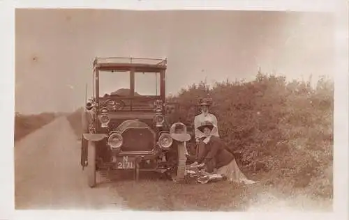 L040 Wales 1909 Damen mit Auto Echtfoto Oldtimer Postkarte