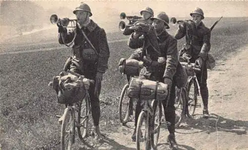 A978 Frankreich WWI Infanterie Soldaten spielen Trompete Fin de Manoeuvre Vintage Postkarte