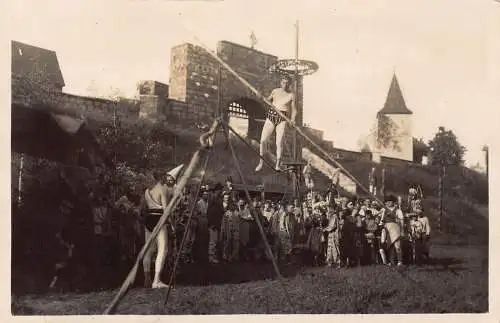 A978 Deutschland Frühlingsfest am Fusse der Burg Akrobatik RPPC Postkarte