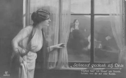 L210 Deutschland Frau wartet auf Nachrichten, Krieg schaut aus dem Fenster Vintage Postkarte