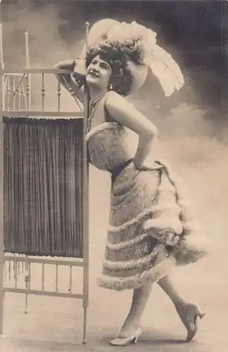 A195 Mode Frau posiert Feder Hut kurz Kleid Halskette RPPC Vintage Postkarte