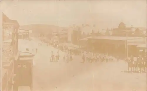 L272 Japan Unbekannte Militär Parade Pferde Flaggen Sepia Echtfoto Postkarte