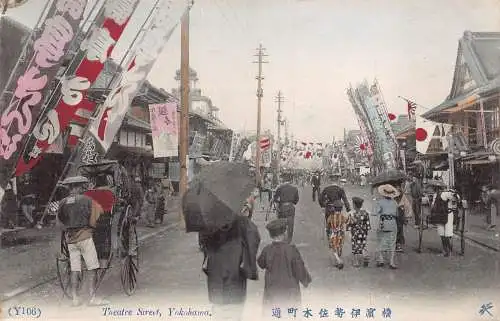 L272 Japan Theater Straße Yokohama Rikscha Flaggen Regenschirme Vintage Postkarte