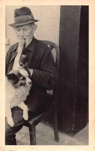 A219 Echt Foto alter Mann raucht Pfeife Hund im Schoß Vintage Postkarte
