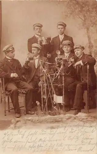 Gruppe Studenten Matrosenhüte beim Bier trinken und Zigaretten rauchen Postkarte 1904
