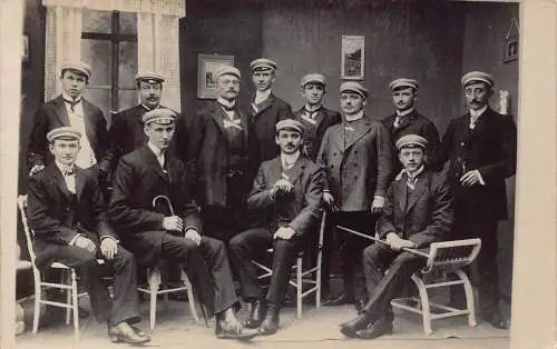 Gruppe von Studenten mit Hüten und Stockstöcken posiert im Raum RPPC 1910 Postkarte