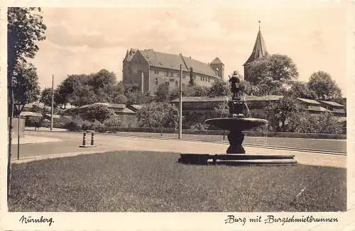 Deutschland 1941 Nürnberg Burg Burgschmietbrunnen Brunnen Vintage Postkarte