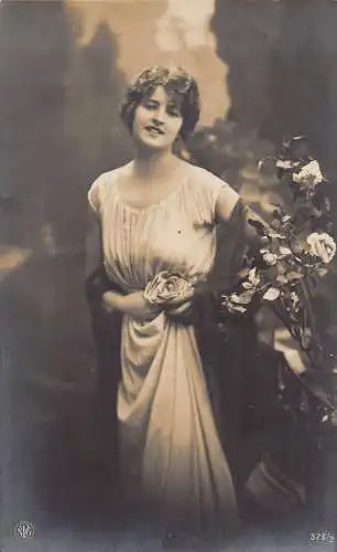 Elegante Frau zieht Kleid als Rosenblumen 1917 Feldpostkarte 1. Weltkrieg