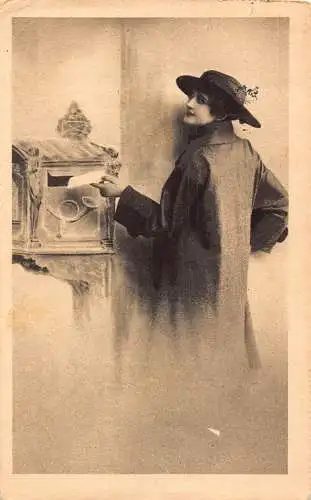 Post 1920 Elegante Frau legt Brief in Briefkasten Briefkasten Vintage Postkarte