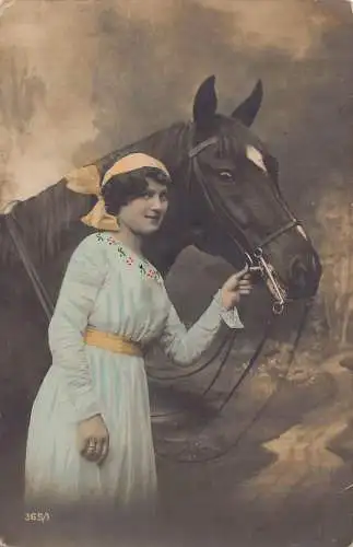 A984 Fotomontage schöne Frau posiert in der Nähe von Black Horse Postkarte