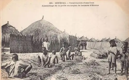 Senegal Kinder bauen Haus Stroh zusammenbauen mit Rindenstreifen Postkarte