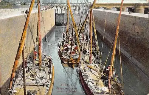 A999 Ägypten Assiut Groupe de Barques passant le Barrage Boats Vintage Postkarte