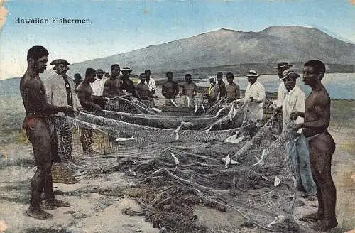 A051 Hawaiianische Fischer mit Netzen voller Fische am Strand Vintage Postkarte