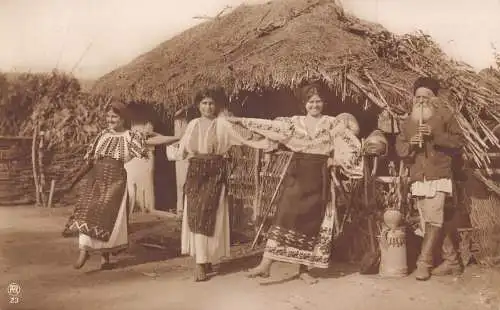 Rumänien 1937 Bauern in traditionellen Kostümen tanzender alter Mann Flöte Postkarte