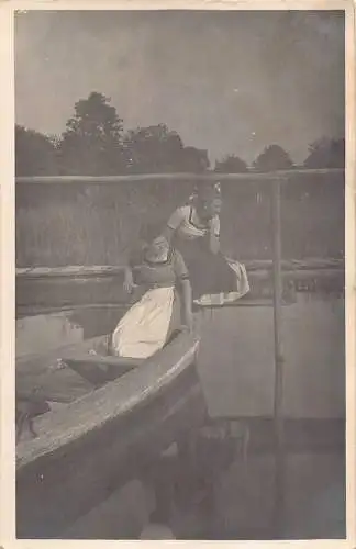 A094 Echt Foto 1916 Zwei Mädchen im Boot und Ponton Lake Bäume posieren Postkarte