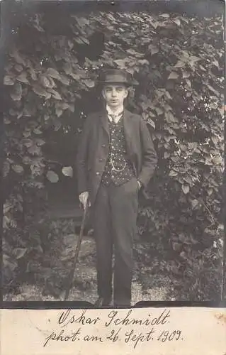 A094 Echt Foto 1909 Junge im Anzug hält Stock Oskar Schmidt AK