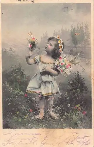 L351 Deutschland 1904 Mädchen pflückt Blumen Schmetterlinge Kleid Vintage Postkarte