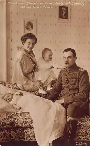 L077 Deutsches Königshaus 1915 Herzog und Herzogin von Braunschweig Familienportrait Postkarte
