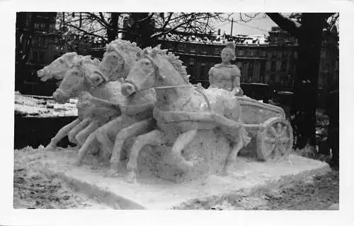 Deutschland München 1939 Eisskulptur römischer Streitwagen mit Pferden RPPC Postkarte
