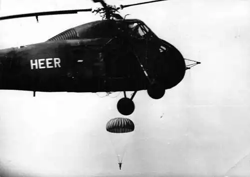 Echt Foto Fallschirmjäger Fallschirmspringer aus Hubschrauber HER Vintage Postkarte