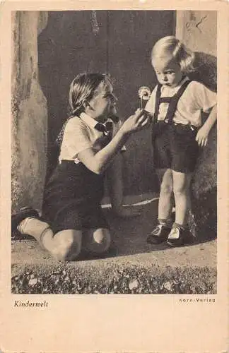 Kinder spielen Mädchen hält Pusteblume für Jungen zum Blasen Vintage Postkarte