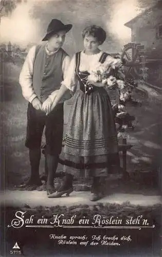 Fotomontage Paar in Trachten Rosenstrauß Vintage Postkarte