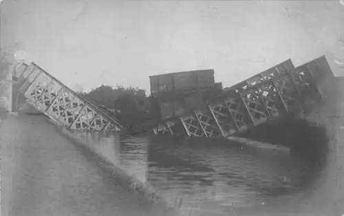 L037 Deutsche Eisenbahn Zugunglück eingestürzte Brücke Echtfoto Vintage Postkarte