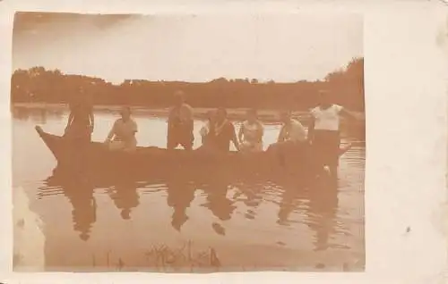 A096 Echt Foto Sepia 1934 Freundeskreis auf Bootssee in Hangelsberg Postkarte