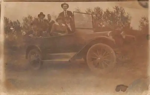 L101 Sozialgeschichte Menschen posieren in einem Cabrio Auto RPPC Postkarte