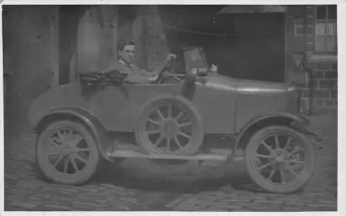 L101 Mann posiert im Cabrio Auto RPPC Postkarte