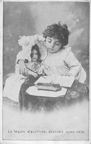 L102 Grüße Gril spielend mit Puppe Schreibstunde Vintage Postkarte