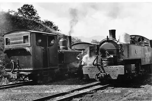 L373 Dampfzug 590 & Russell am Bahnhof Beddgelert RPPC Vintage Postkarte
