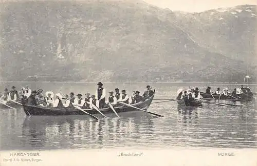 Norwegen Hardanger Brudefaerd Trachtenboote See Vintage Postkarte