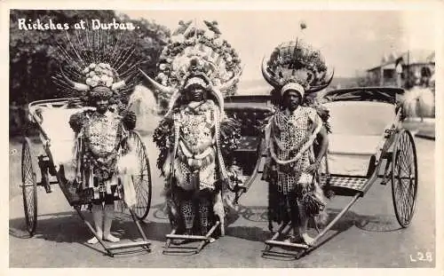 Südafrika Rikschas in Durban Männer in festlicher Kleidung Vintage Postkarte