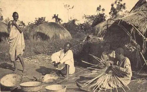 Uganda Ureinwohner bei Korbarbeit Hütten ethnische Vintage Postkarte