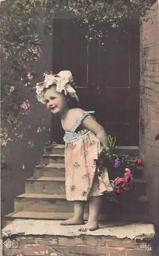 Russland 1908 Fotomontage Kleines Mädchen Sommer Gekleidet Barfuß Rosen Postkarte
