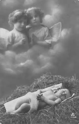 Russland Baby Junge im Heu geschützt von zwei Engeln in Wolken Fotomontage Postkarte