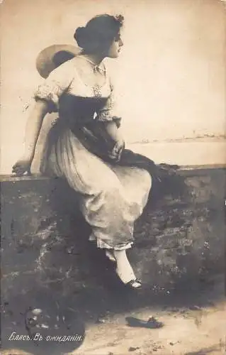 Russische Schönheit 1912 Im Warten auf Glück Frau sitzt an Wand Postkarte